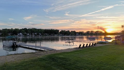 Lakehouse Getaway - GR Area -Beach, Dock, Hot Tub