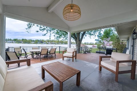 Lakehouse Getaway - GR Area -Beach, Dock, Hot Tub