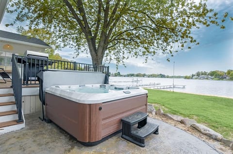 Lakehouse Getaway - GR Area -Beach, Dock, Hot Tub