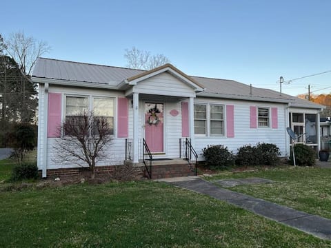 Pink Door - Lovely 2 Bed 1 Bath close to food.