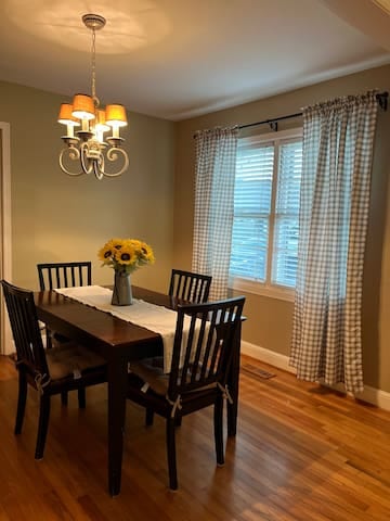 Pink Door - Lovely 2 Bed 1 Bath close to food.