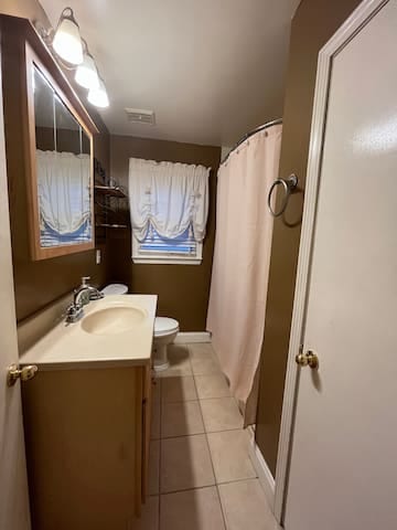 Pink Door - Lovely 2 Bed 1 Bath close to food.