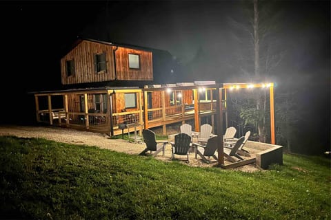 Lazy Squirrel- sleeps 8 - amazing fire-pit and deck area for relaxation! 
