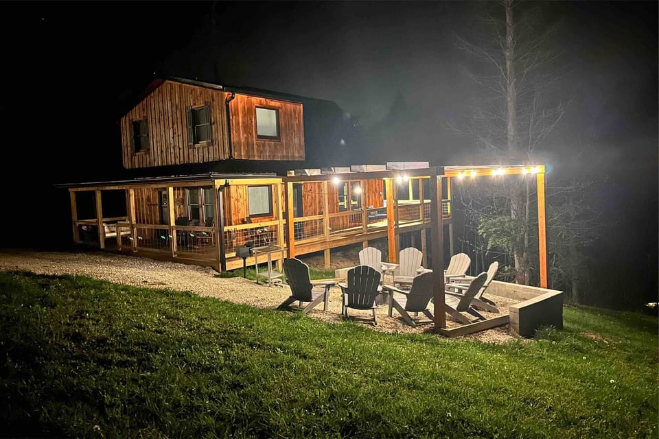 Lazy Squirrel- sleeps 8 - amazing fire-pit and deck area for relaxation! 