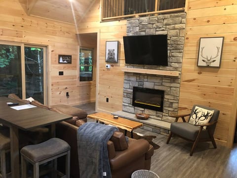 55" flat screen, Smart, HD, Roku TV.
Electric fireplace.
Leather sectional
Cabin Décor
