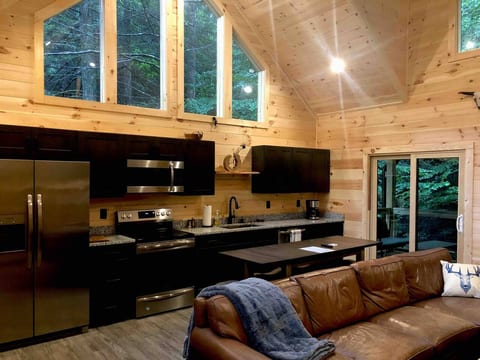 Panoramic windows for lots of natural daylight.
Full size kitchen appliances.
Kitchen table for 6