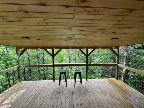 Bar top with stools. Enjoy your day among the treetops with the soundtrack of the forest animals.