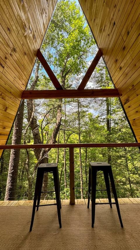 Use the bar top area for lunch with the birds in the treetops