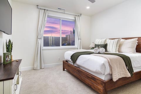 Zion Skyline Escape–Hot Tub, Rock Wall & Sleeps 28