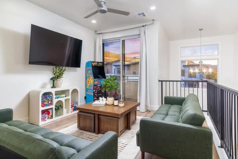 Zion Skyline Escape–Hot Tub, Rock Wall & Sleeps 28