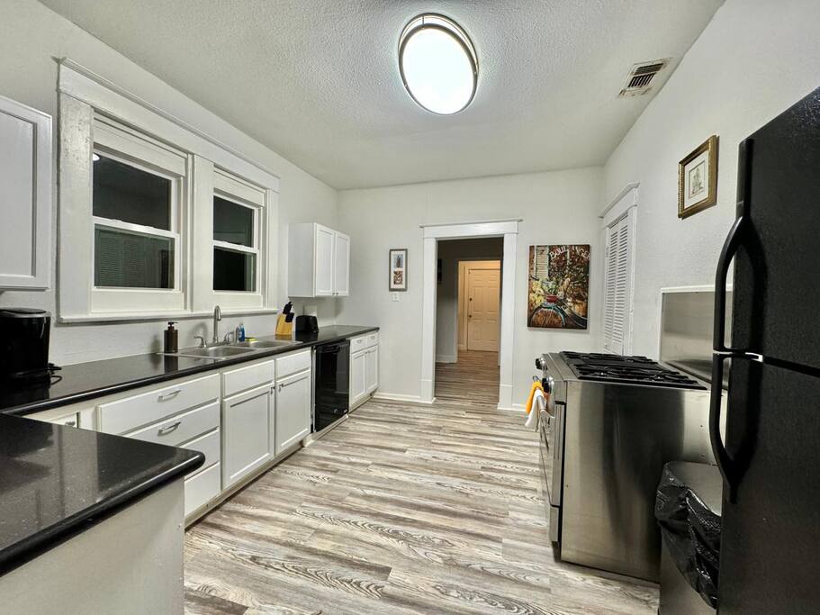 Charming Family Home Near Downtown & Zoo | 4BR 2BT