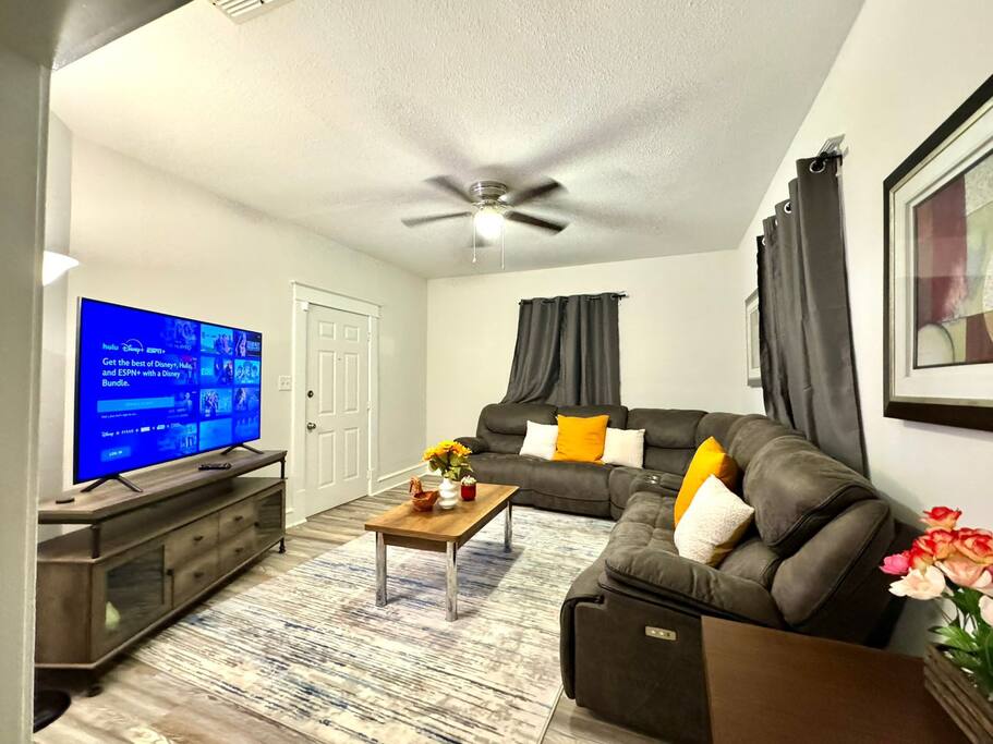 Charming Family Home Near Downtown & Zoo | 4BR 2BT