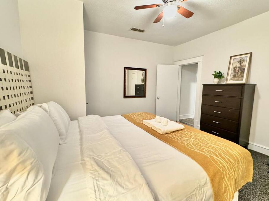Charming Family Home Near Downtown & Zoo | 4BR 2BT