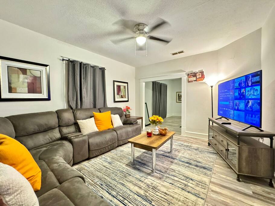Charming Family Home Near Downtown & Zoo | 4BR 2BT