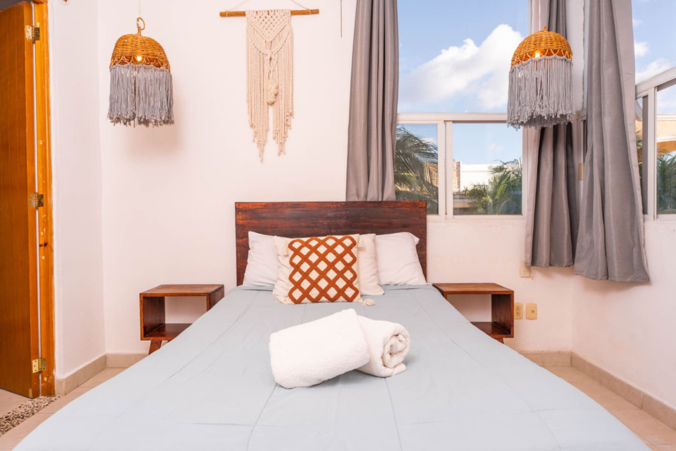 lovely-1br-penthouse-or-private-pool-and-fast-wi-fi/