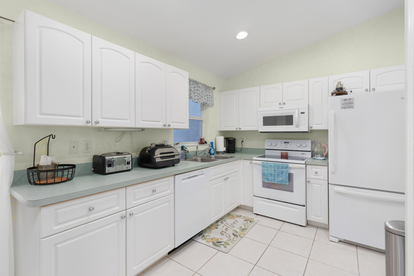 3BR Home with Pool & Parking, Solar Power - Venice