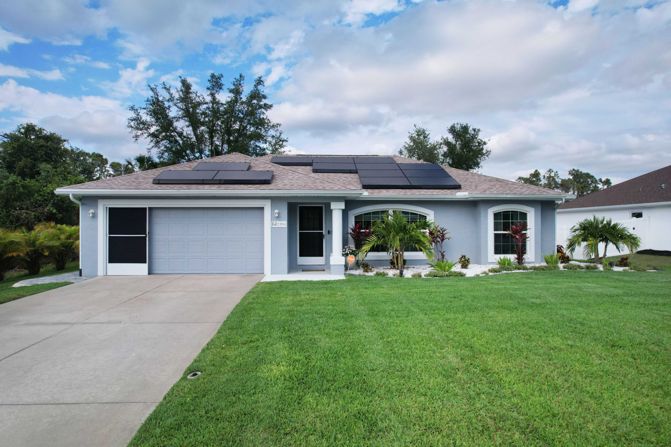 3BR Home with Pool & Parking, Solar Power - Venice