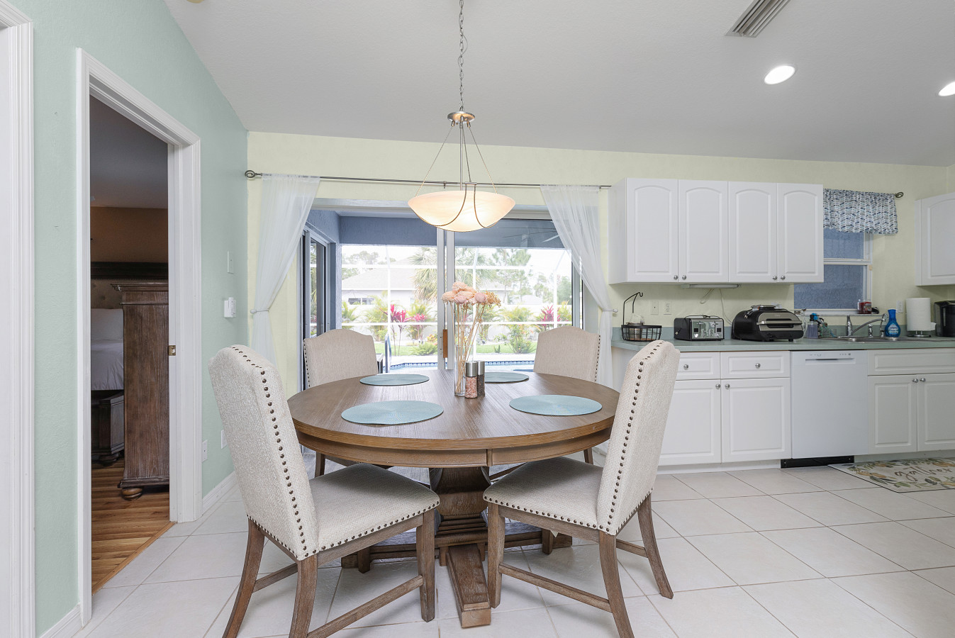 3BR Home with Pool & Parking, Solar Power - Venice