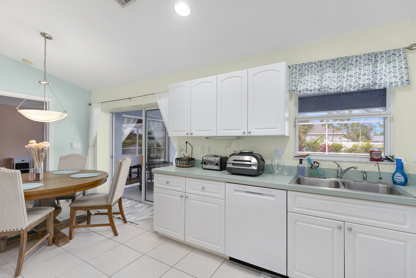 3BR Home with Pool & Parking, Solar Power - Venice