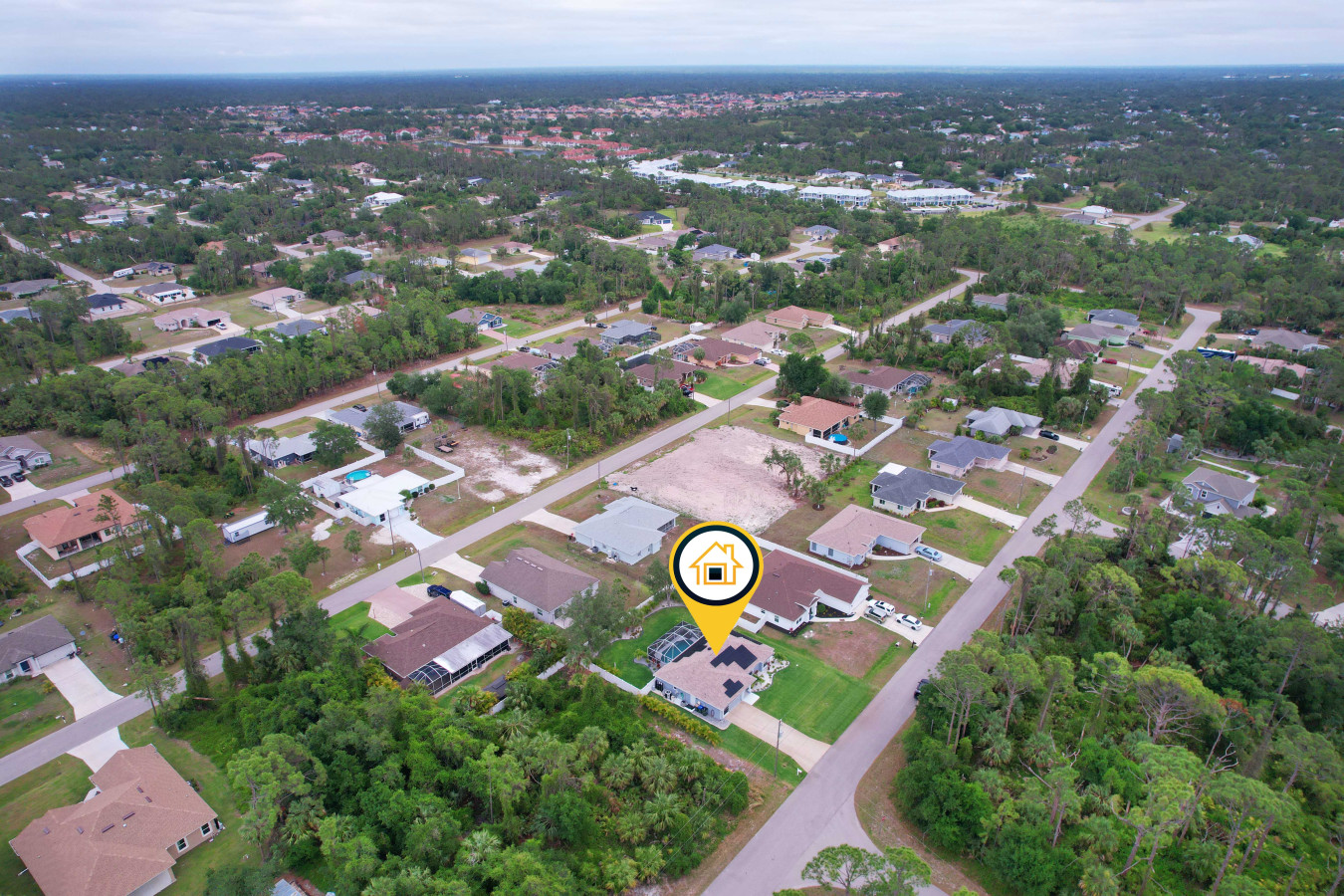 3BR Home with Pool & Parking, Solar Power - Venice