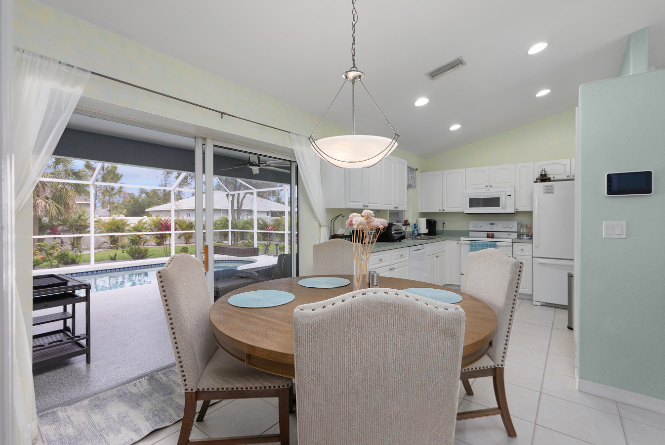 3BR Home with Pool & Parking, Solar Power - Venice