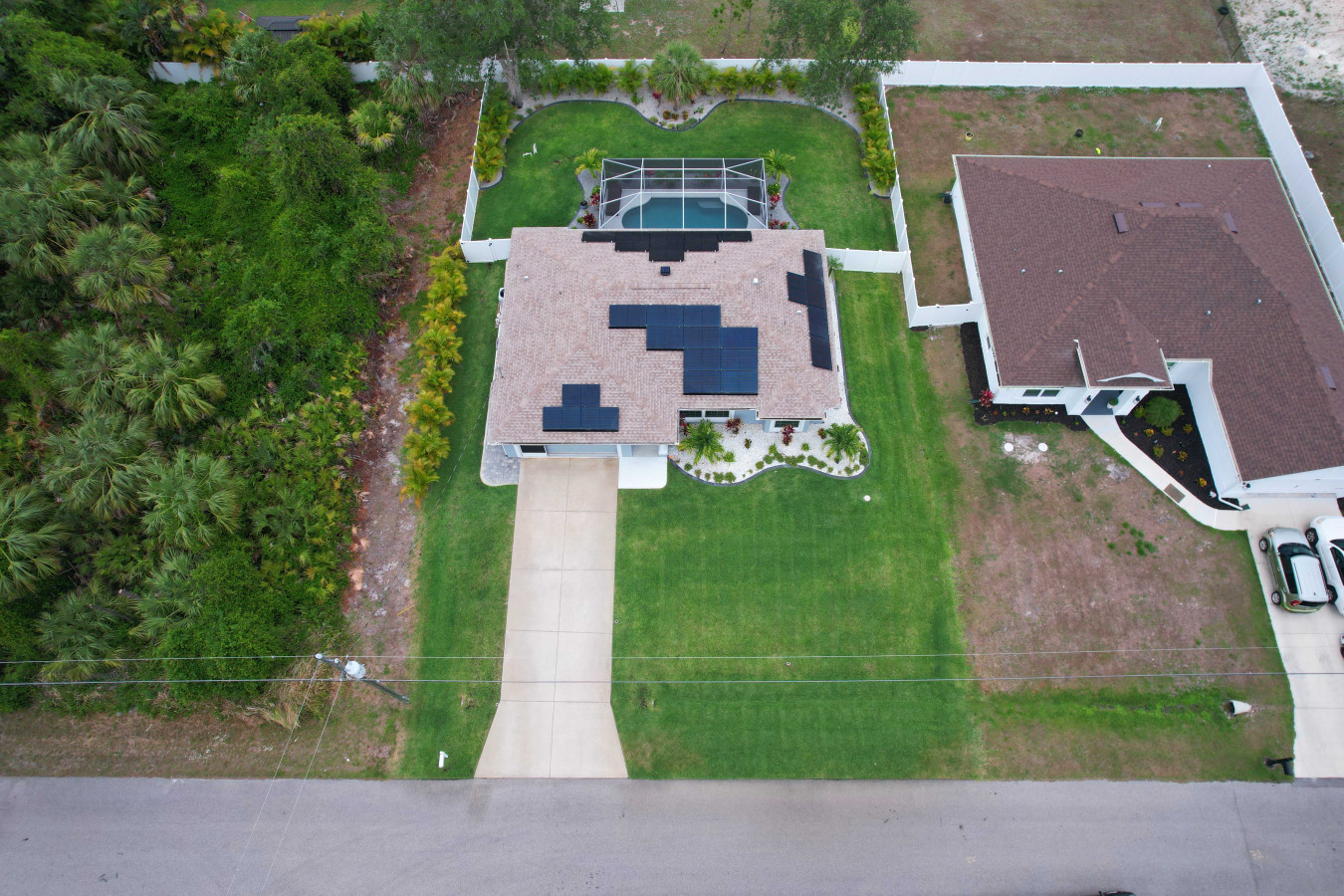 3BR Home with Pool & Parking, Solar Power - Venice