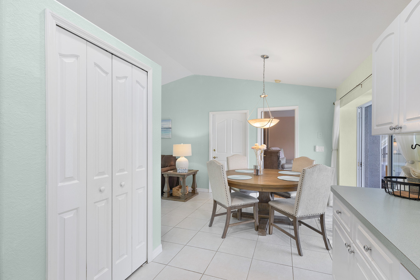 3BR Home with Pool & Parking, Solar Power - Venice