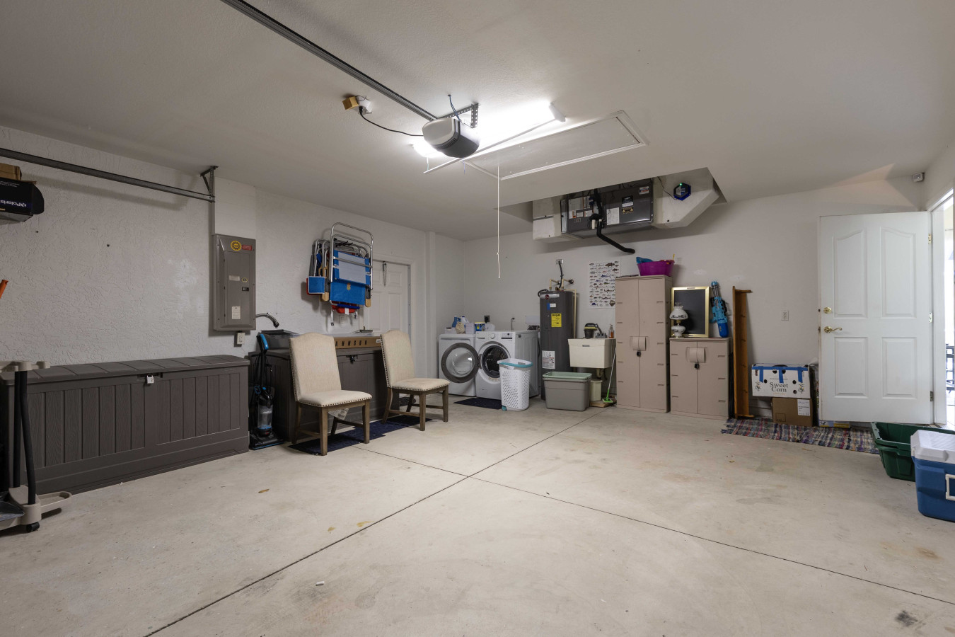 3BR Home with Pool & Parking, Solar Power - Venice