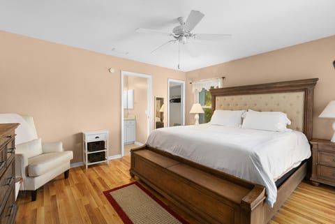 3BR Home with Pool & Parking, Solar Power