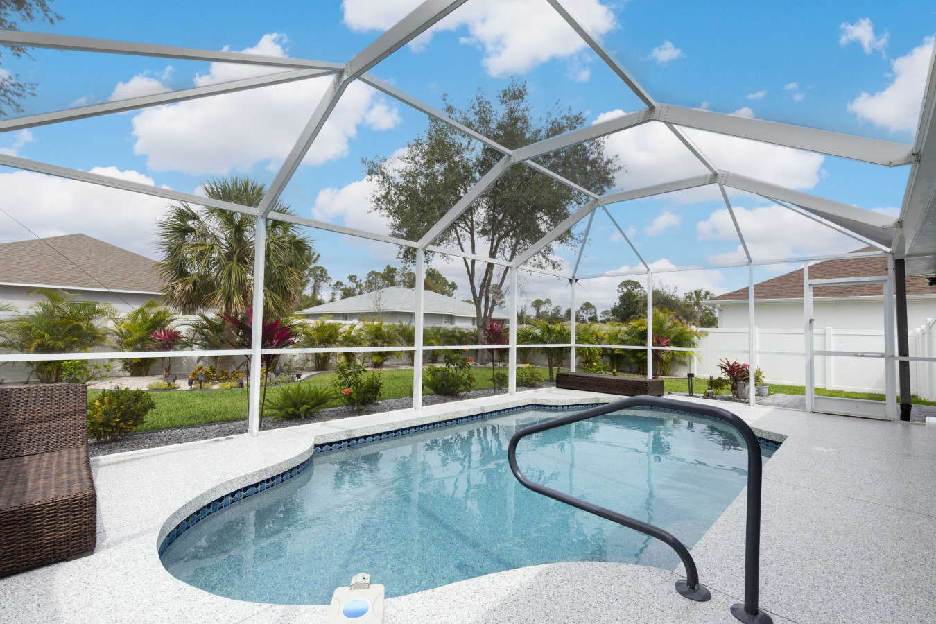 3BR Home with Pool & Parking, Solar Power - Venice