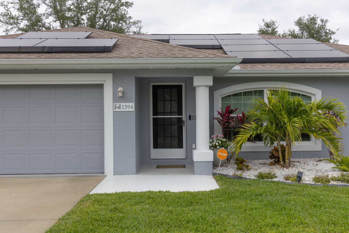 3BR Home with Pool & Parking, Solar Power - Venice