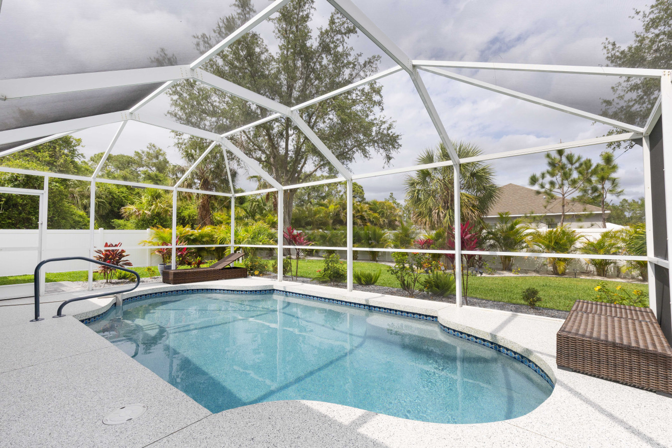 3BR Home with Pool & Parking, Solar Power - Venice