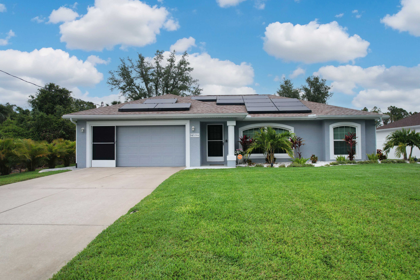 3BR Home with Pool & Parking, Solar Power - Venice