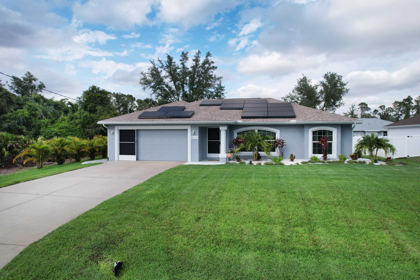 3BR Home with Pool & Parking, Solar Power - Venice