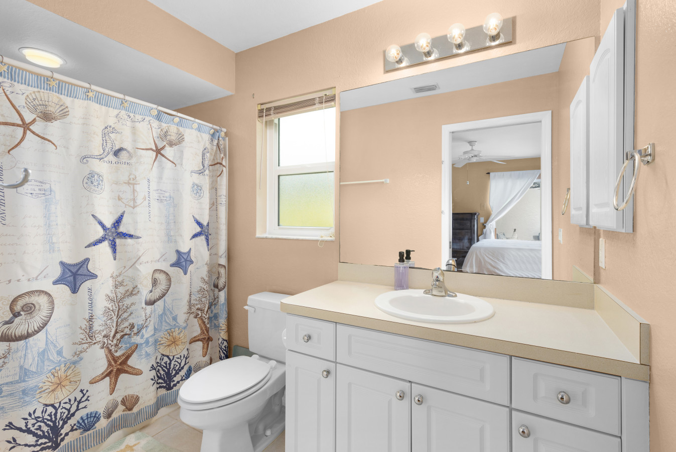 3BR Home with Pool & Parking, Solar Power - Venice