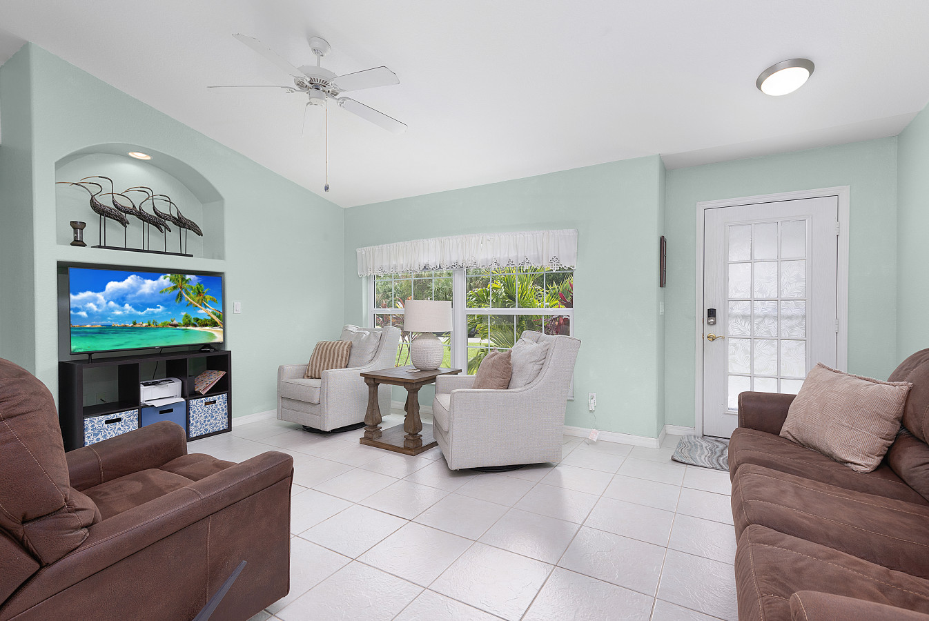 3BR Home with Pool & Parking, Solar Power - Venice