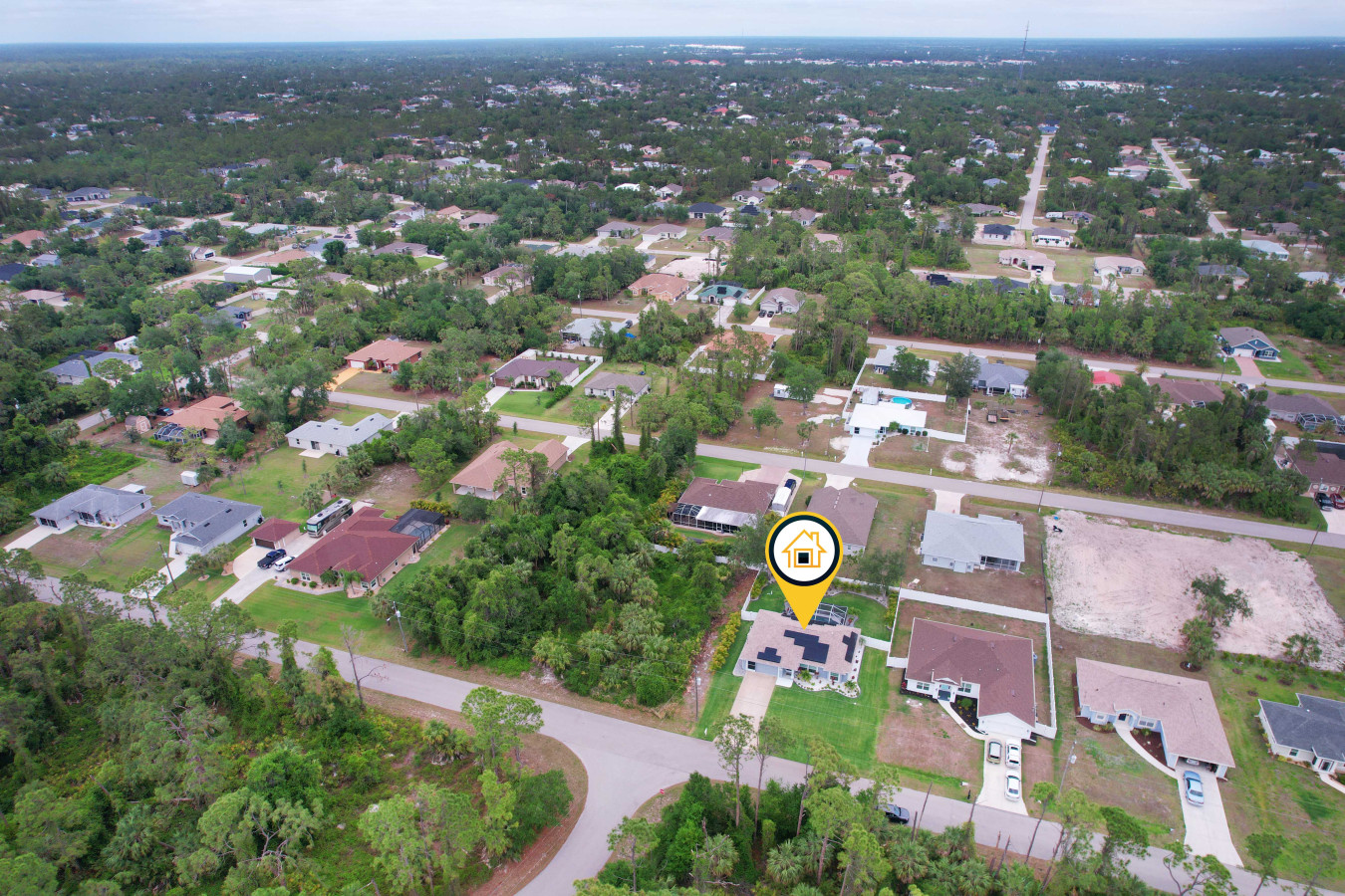 3BR Home with Pool & Parking, Solar Power - Venice