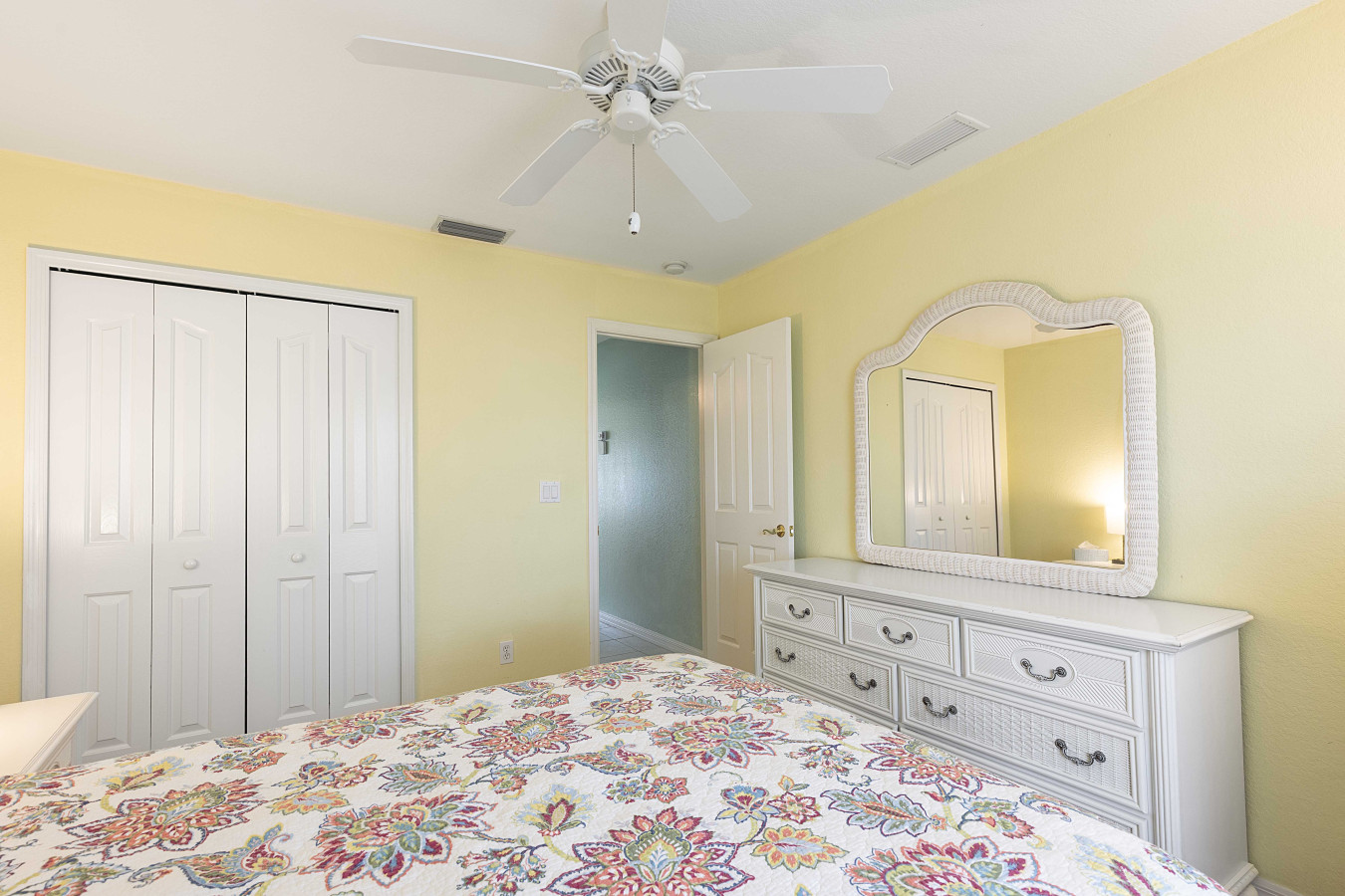 3BR Home with Pool & Parking, Solar Power - Venice