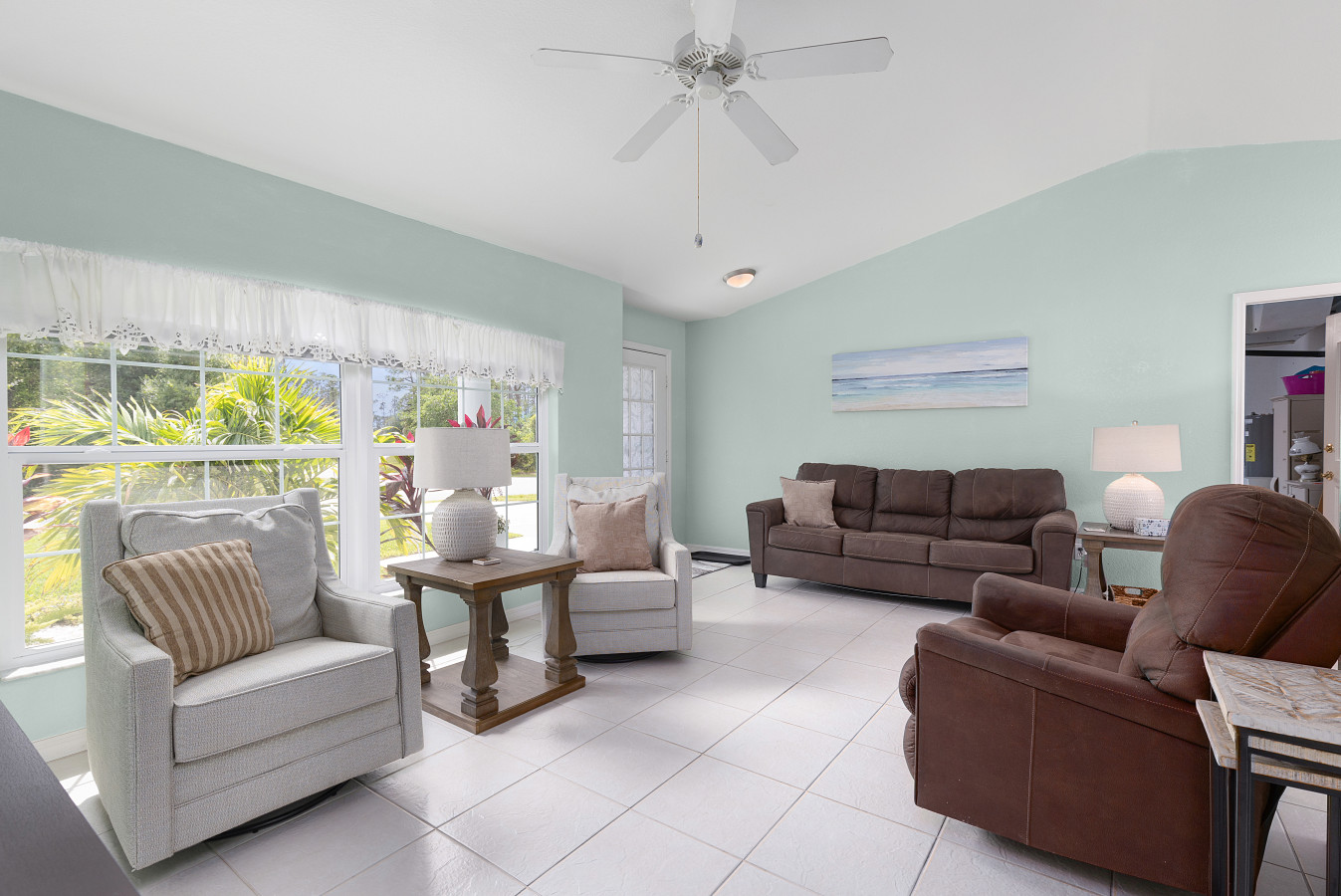 3BR Home with Pool & Parking, Solar Power - Venice