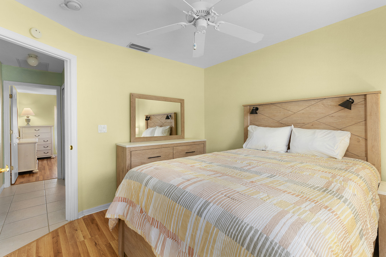 3BR Home with Pool & Parking, Solar Power - Venice