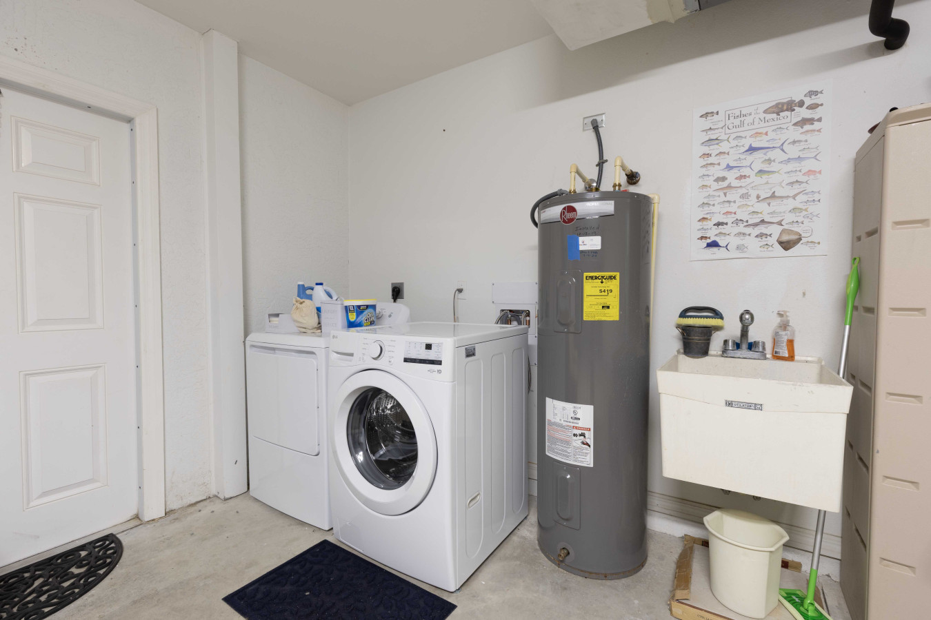 3BR Home with Pool & Parking, Solar Power - Venice