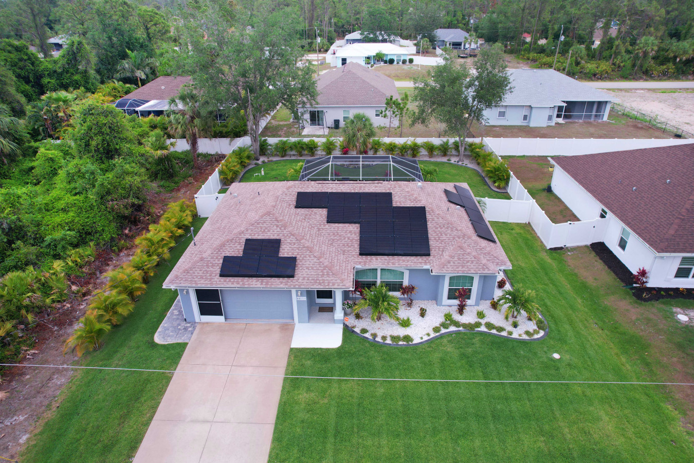 3BR Home with Pool & Parking, Solar Power - Venice