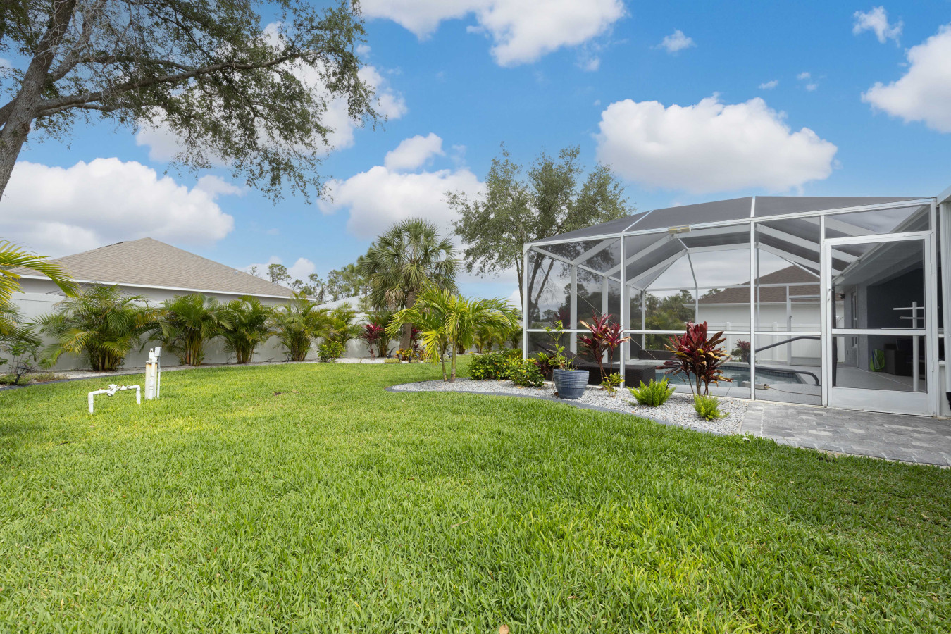 3BR Home with Pool & Parking, Solar Power - Venice