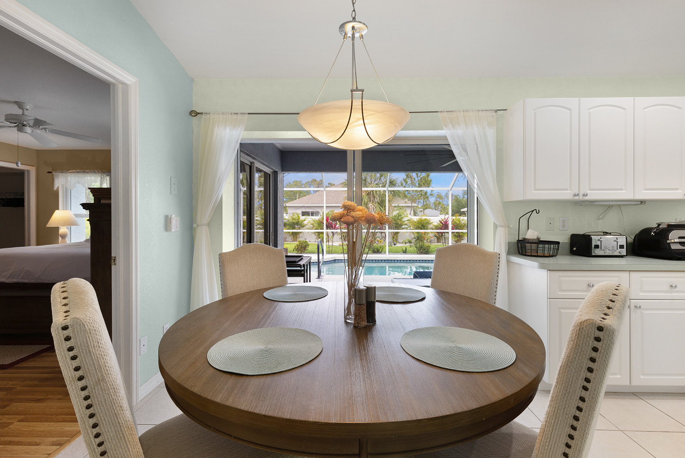 3BR Home with Pool & Parking, Solar Power - Venice