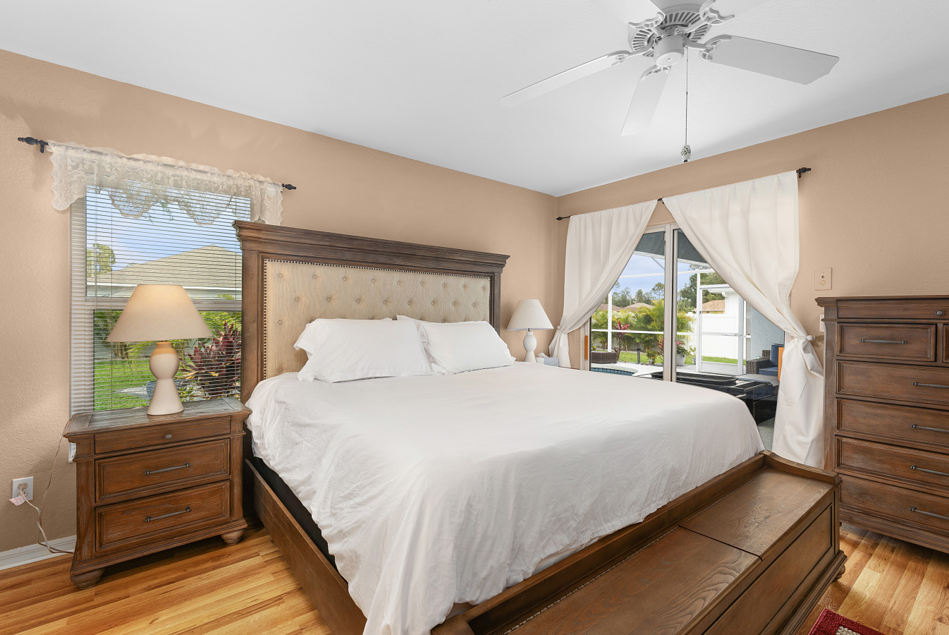 3BR Home with Pool & Parking, Solar Power - Venice