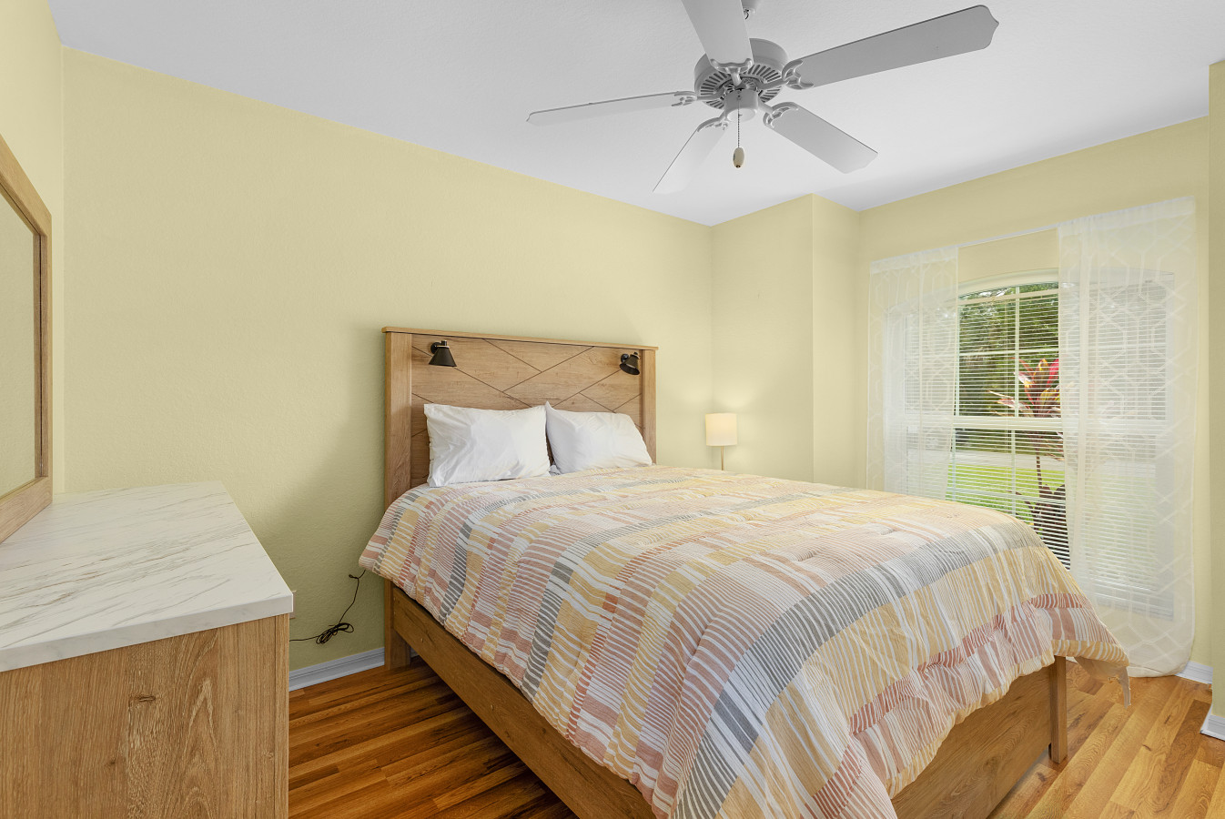 3BR Home with Pool & Parking, Solar Power - Venice