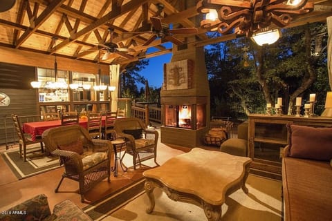 Dancing Bear Lodge Out Living area