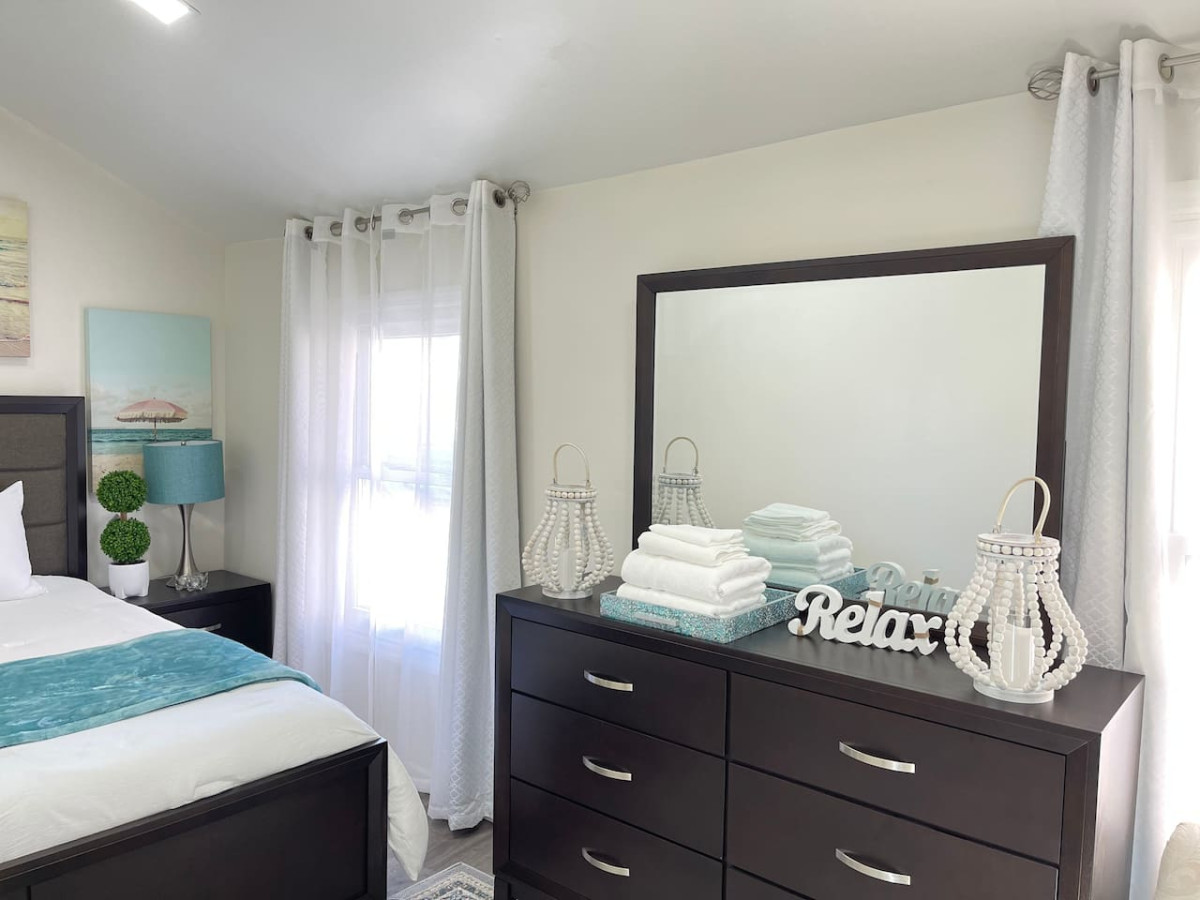 2nd Bedroom Queen bed with Smart TV