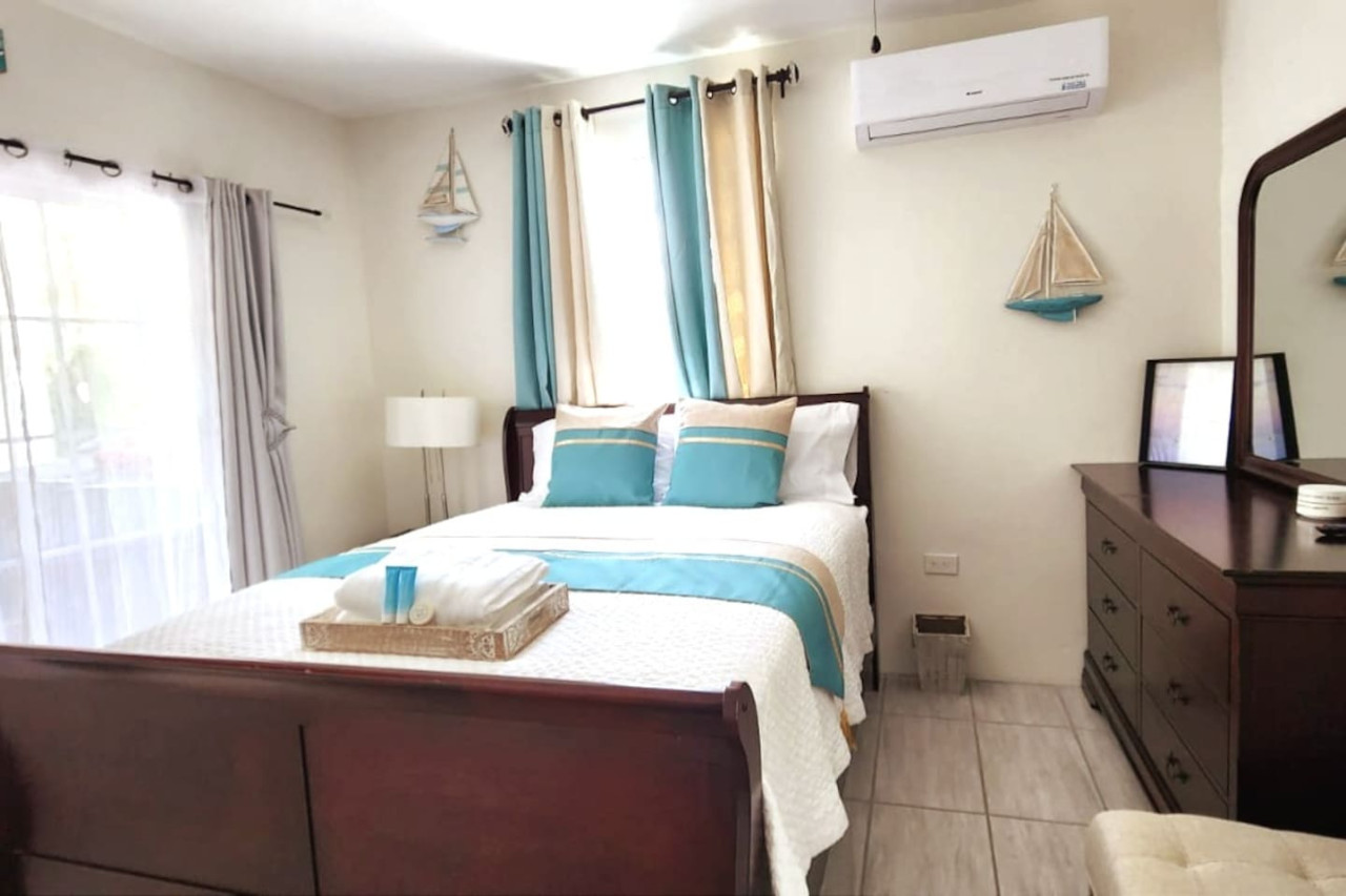 Second Floor Bedroom 8 Queen Bed