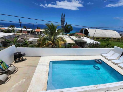 Sky-High Oasis: Dive into paradise with a private pool and stunning ocean views!